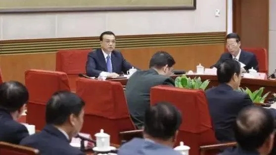 開著五菱翼，賣著源碼燈，地攤致富新方式