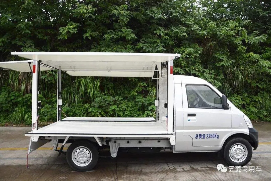 開著五菱翼，賣著源碼燈，地攤致富新方式